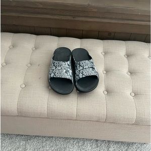 Oofos slides